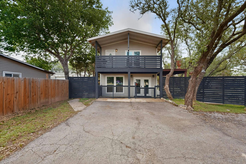 1070 Timberlane Dr — exterior