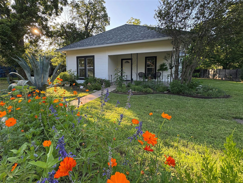 302 E Brenham St — exterior