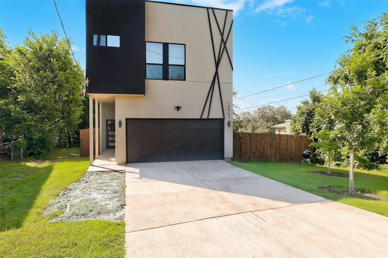 10903 Elm St — exterior