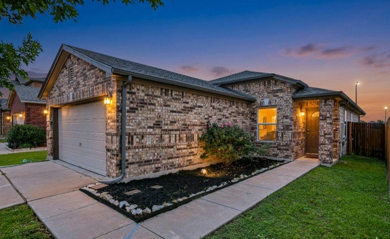 13637 Abraham Lincoln St — exterior
