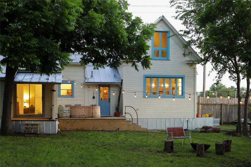 200 E Brenham St — exterior