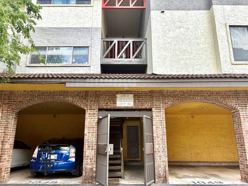 806 W 24th St #202 — exterior