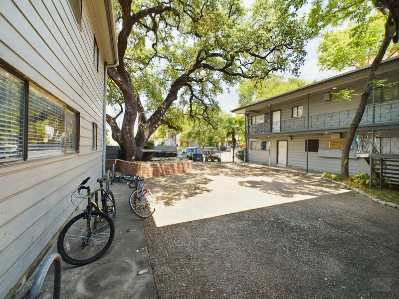 803 W 28th St #202 — exterior