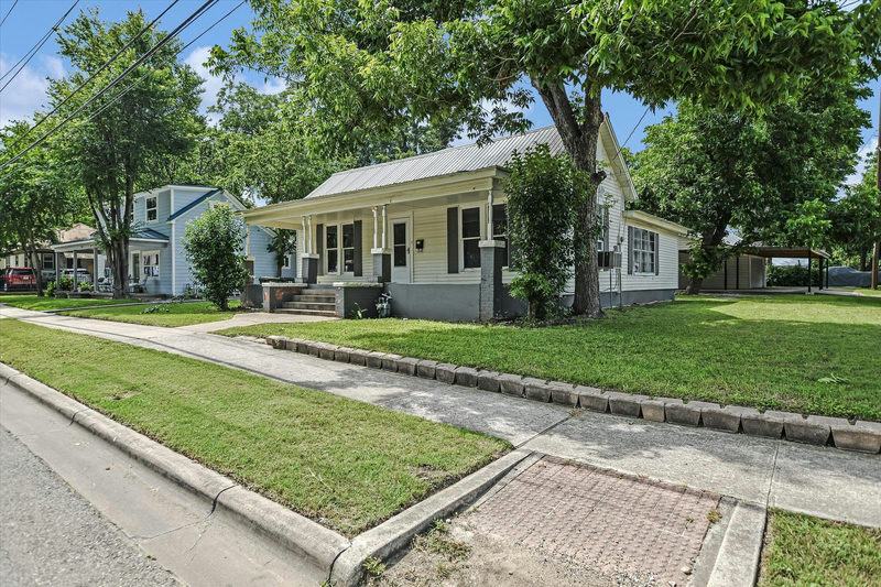 312 W 10th St — exterior