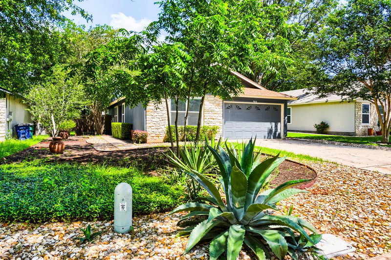 9616 Holly Springs Dr — exterior