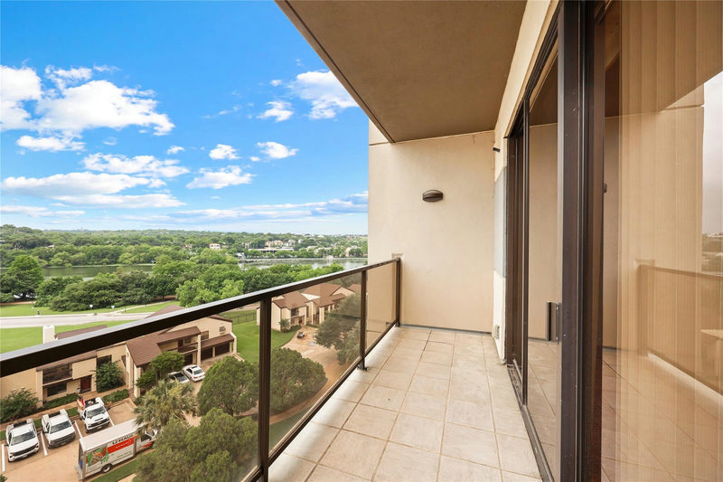 40 N Interstate 35 Hwy #8C4 — exterior