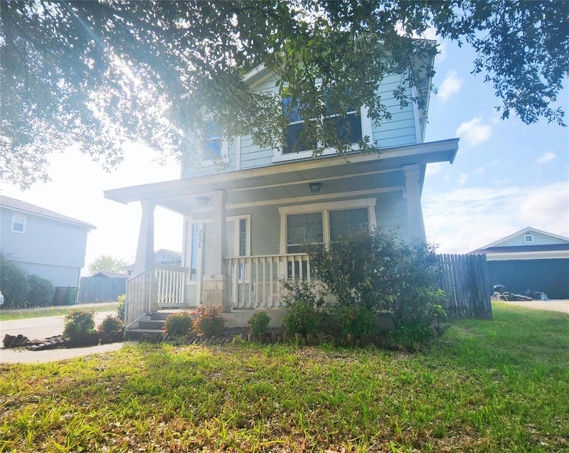 2126 Bluffstone Dr — exterior