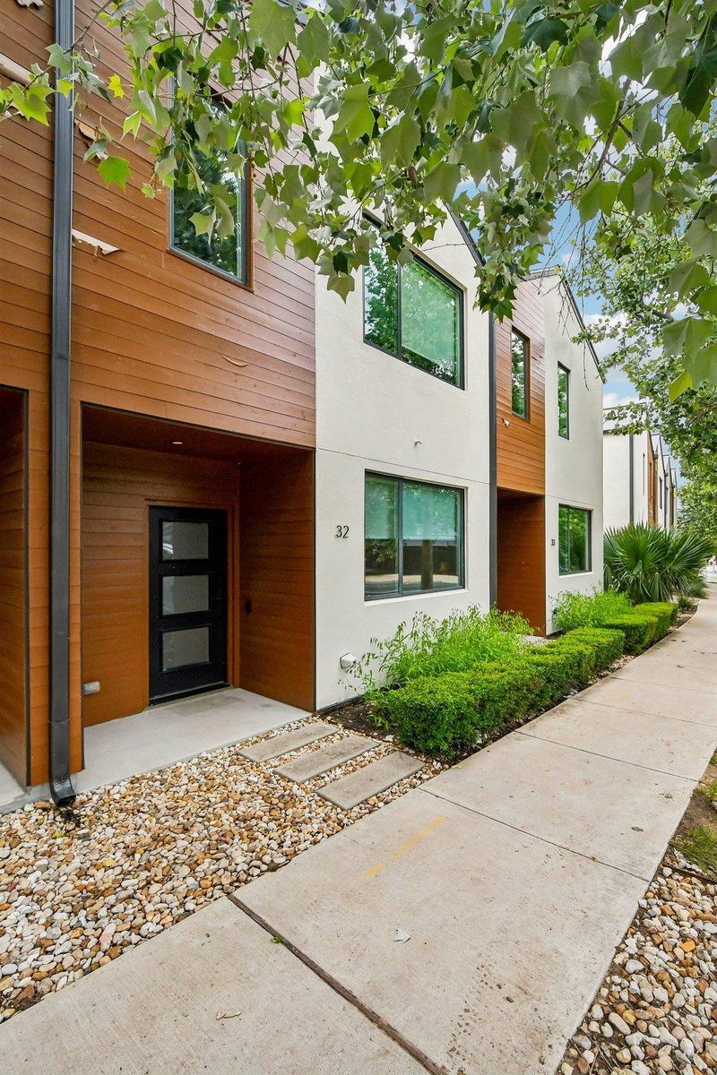 1931 E 38th 1/2 St #32 — exterior
