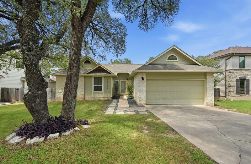 12047 Lincolnshire Dr — exterior