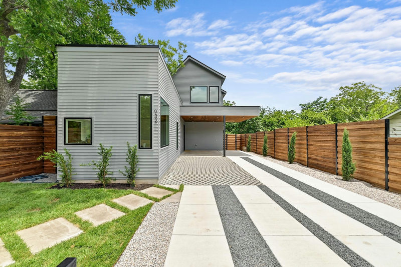 932 E 53rd St — exterior