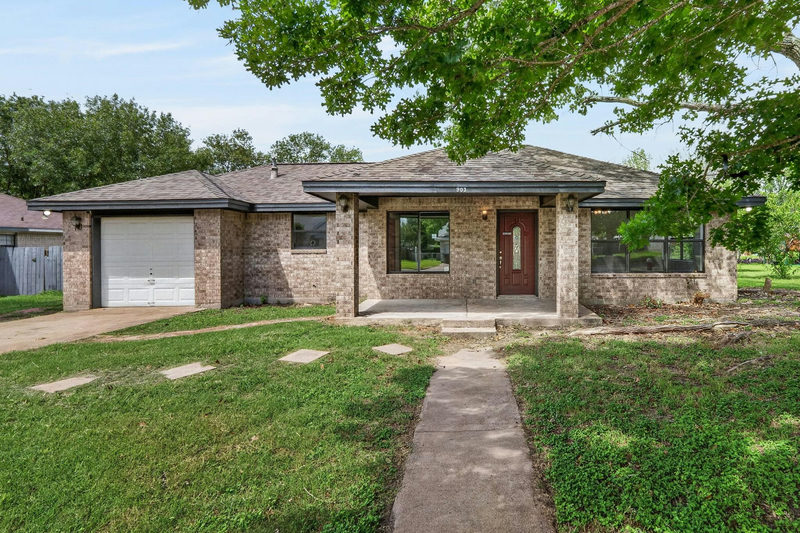 903 Travis St — exterior