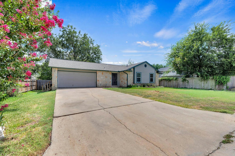 607 Garden Path Cv — exterior