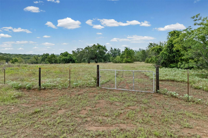 000 Oil Field Rd — exterior