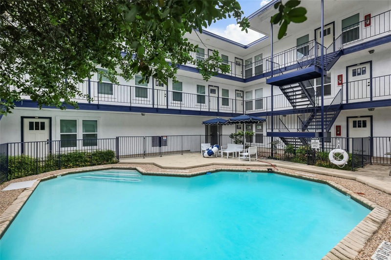 923 E 41st St #105 — exterior