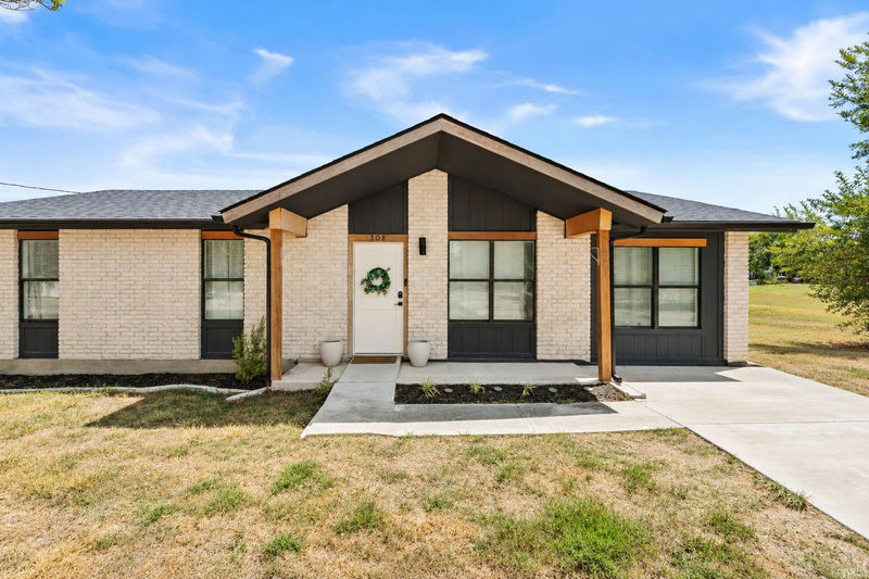 308 River Hills Dr — exterior