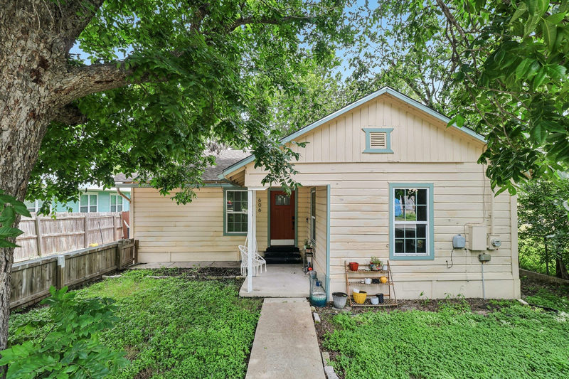 606 E Pecan St — exterior