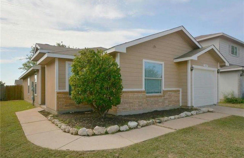 3007 Crownover St — exterior