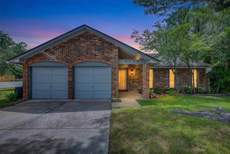 9913 Oak Hollow Dr — exterior