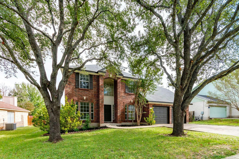 1702 Hillcrest Dr — exterior