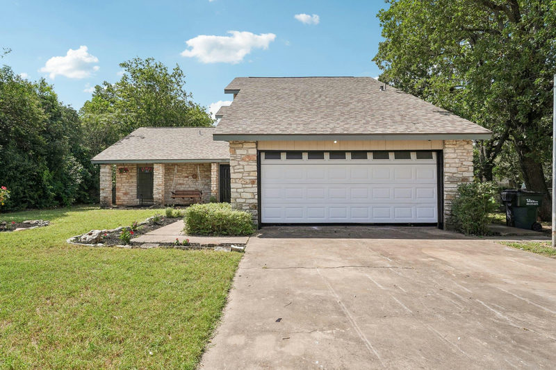 1100 Riverbend Dr — exterior