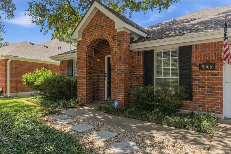 9005 Marthas Dr — exterior