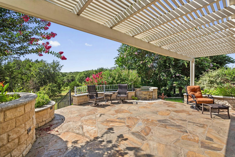 300 Pipe Creek Ln — exterior