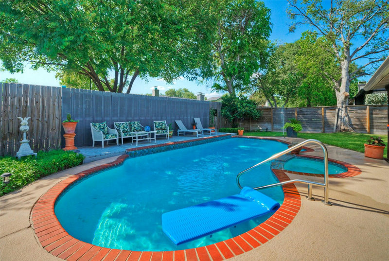 10606 Barnhill Dr — exterior