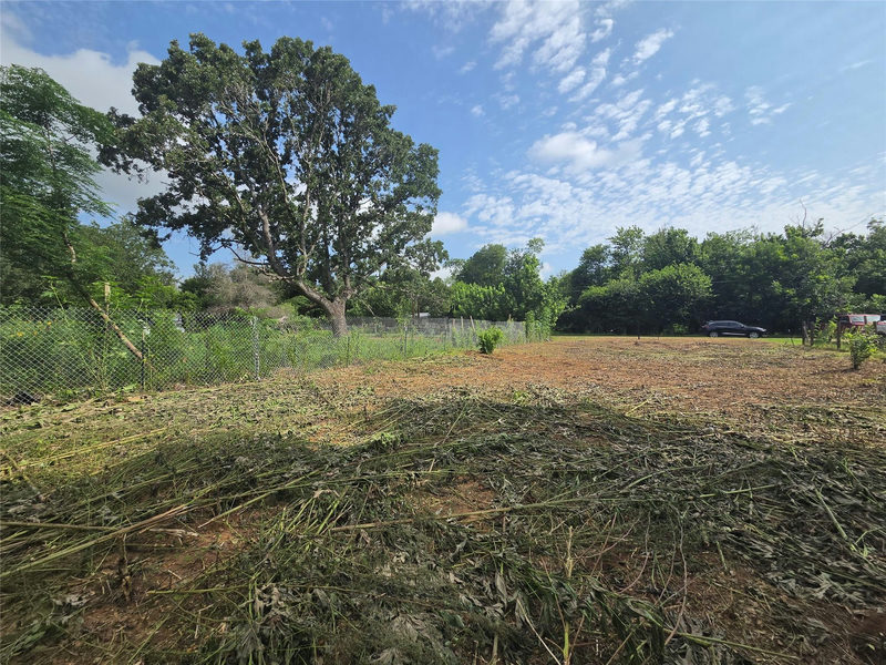 327 HOUSTON ELGIN, TX 78621 St — exterior