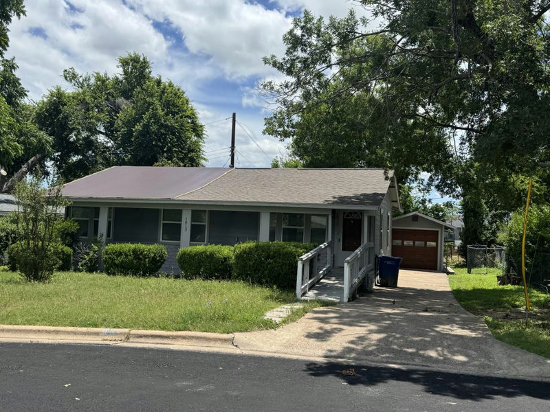 1813 Rhodes Rd — exterior