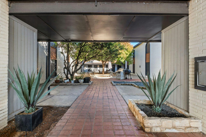 1220 W Anderson Ln #105 — exterior