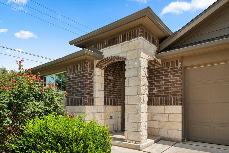 1102 Mitchell Dr — exterior
