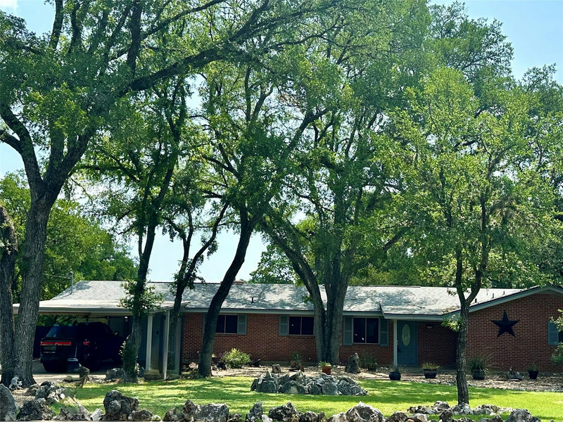 6201 Oakclaire Dr — exterior