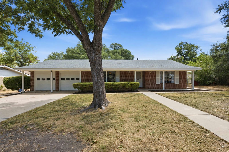 11605 N Oaks Dr — exterior