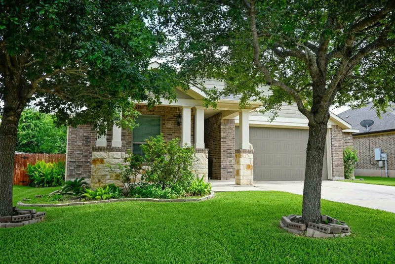 2108 Maplewood Dr — exterior