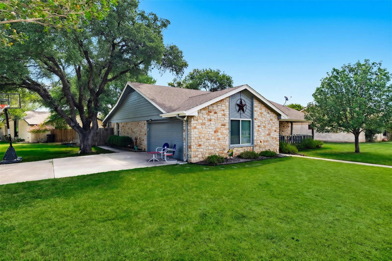 3423 Bluebonnet Trl — exterior