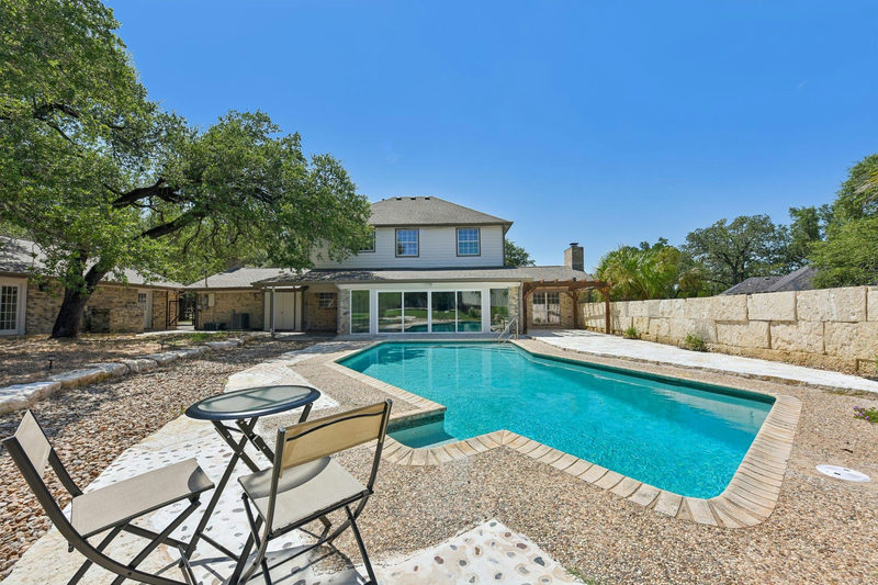 1915 Oak Forest Dr — exterior