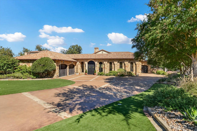 252 LA SERENA Loop — exterior