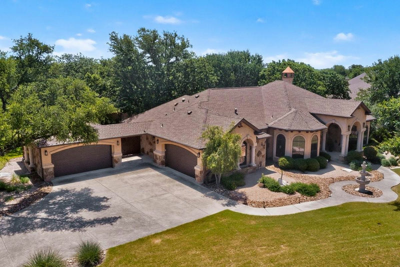116 Roble Roja Dr — exterior