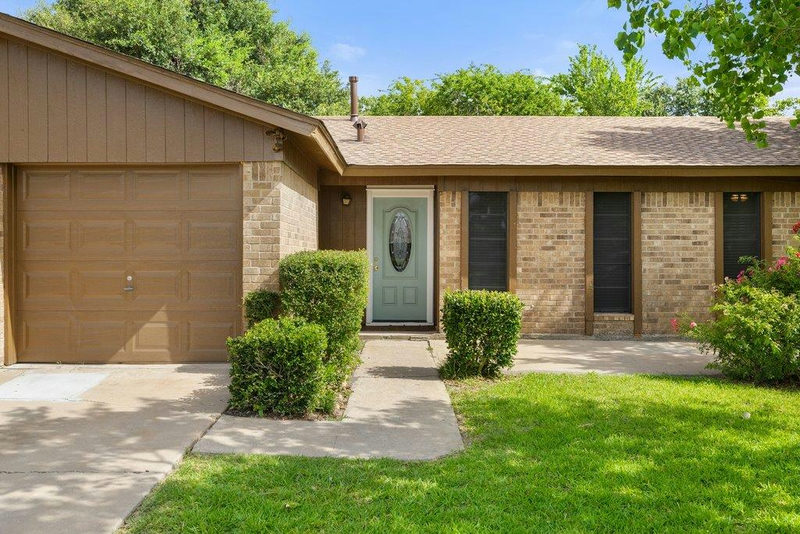 704 Brookwood Cir — exterior