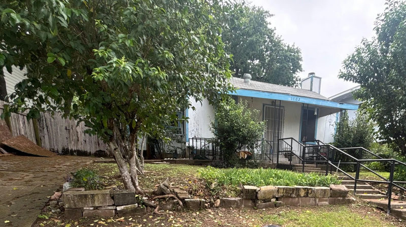 1702 Perez St — exterior