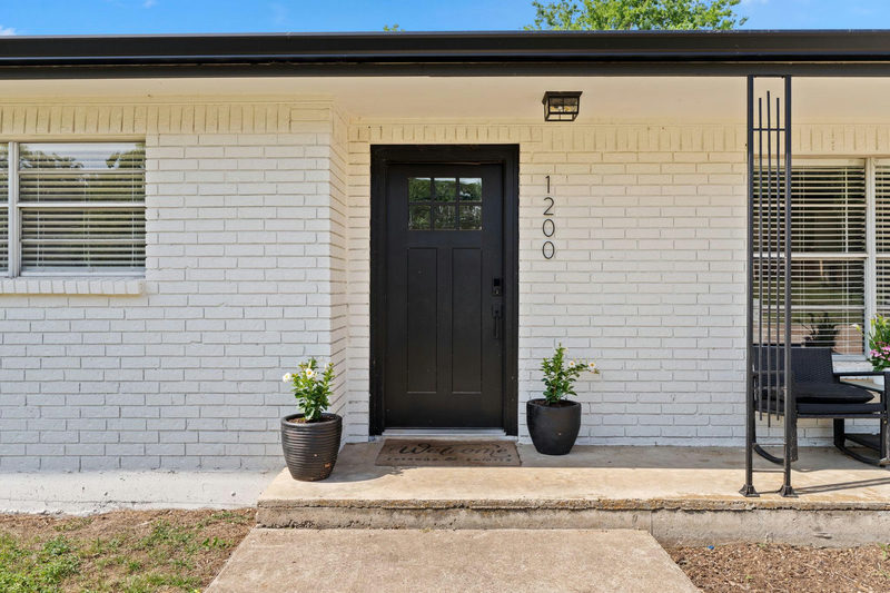 1200 Ash Dr — exterior