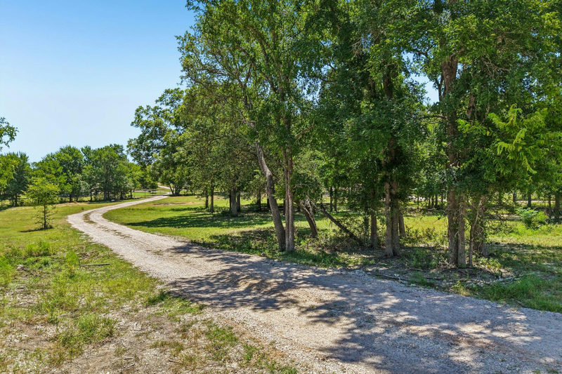 9240 County Road 272 — exterior