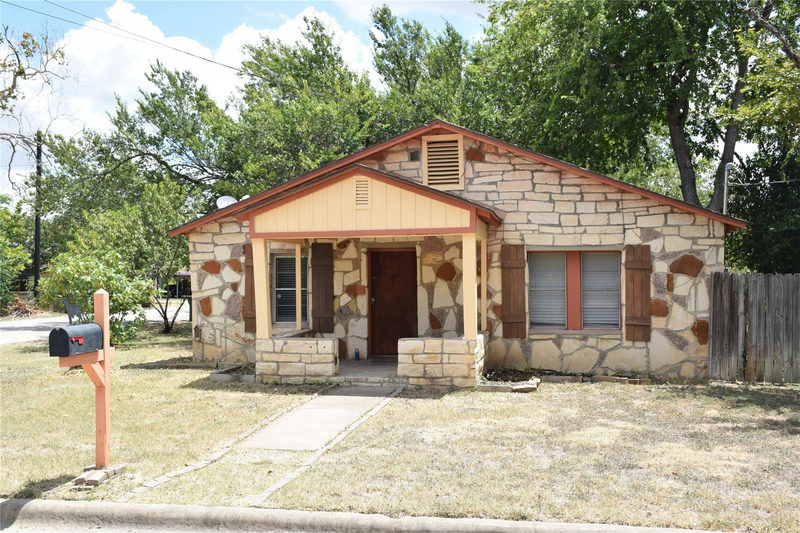 1601 S Pine St — exterior
