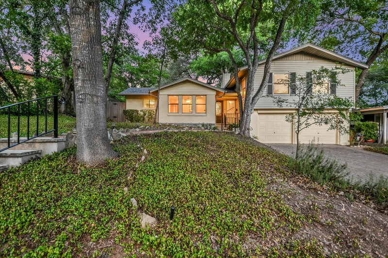 1113 BLUEBONNET Ln — exterior