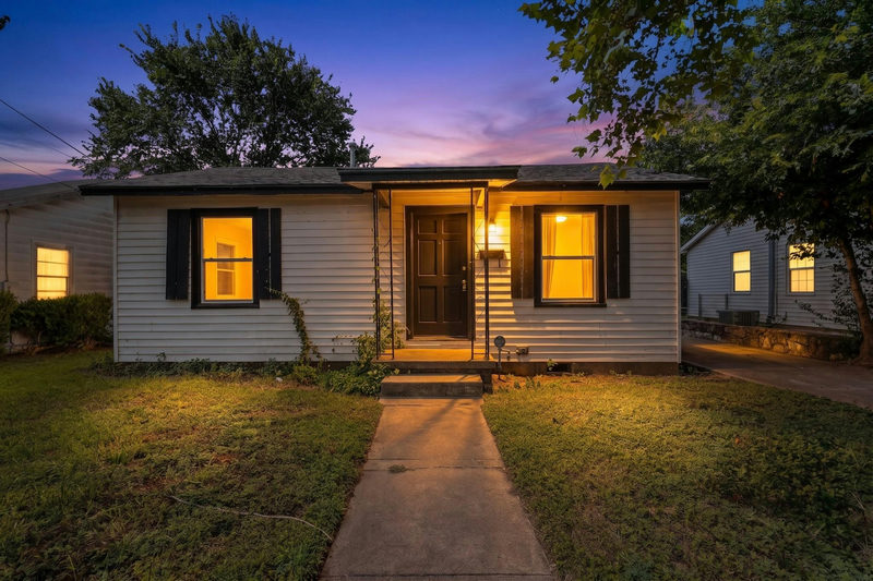 4703 Leslie Ave — exterior