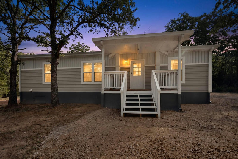 300 Flaming Oak Dr — exterior