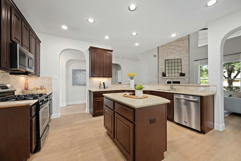 8620 Alophia Dr — exterior