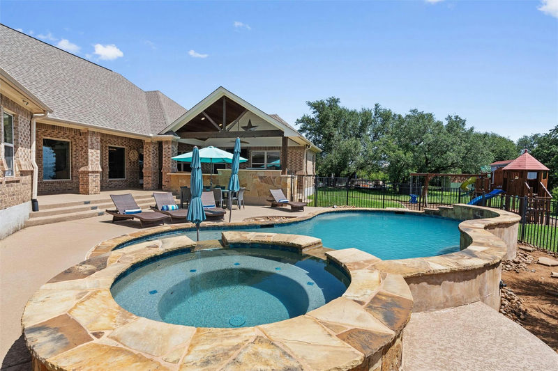 205 Quarry Lake Est — exterior