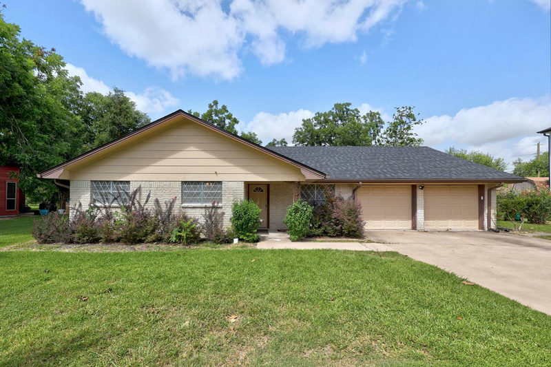 2305 Lathan Ln — exterior