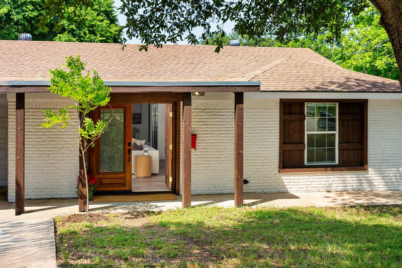 2403 Little John Ln — exterior
